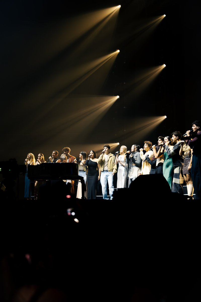 MovistarArenaEs's tweet photo. Anoche no fue solo un concierto. Fue el recuerdo vivo de un camino compartido, de sueños que empezaron en una Academia y ahora levantan pasiones.

Porque más allá del talento, lo que se vivió en el Movistar Arena fue conexión, verdad y una familia que sigue creciendo.

¡Increíble chicos!

📸 Alberto Castillo