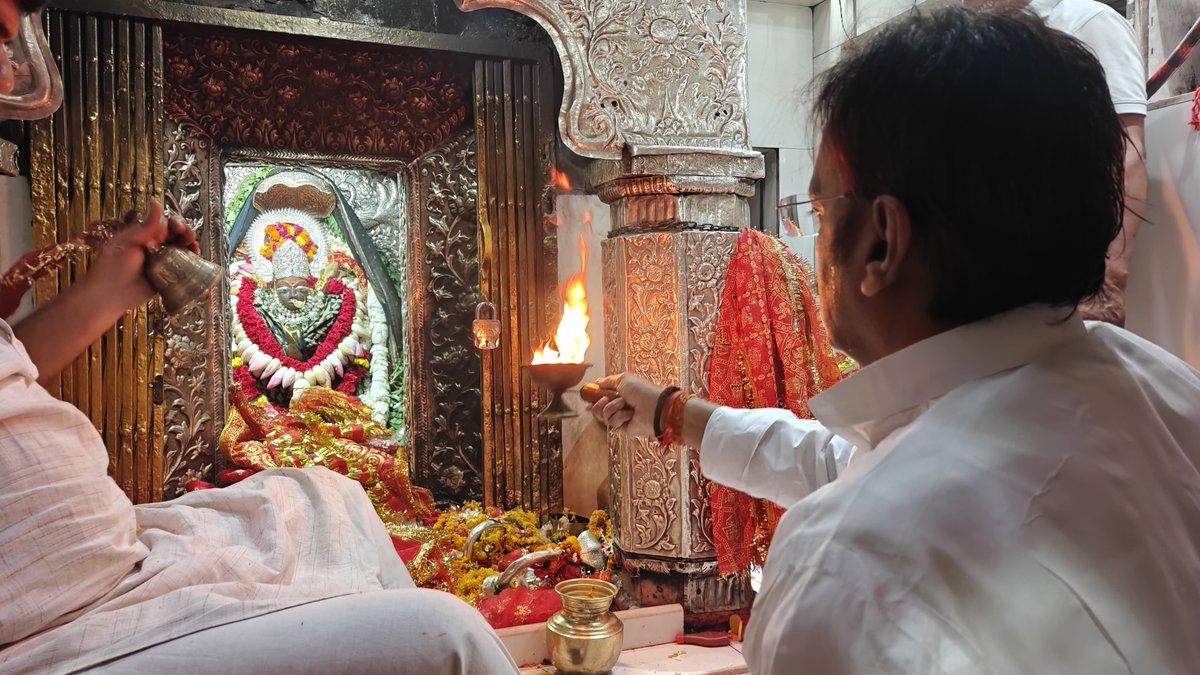 ProJSMaihar's tweet photo. उप मुख्यमंत्री श्री @rshuklabjp  शनिवार को संक्षिप्त प्रवास पर #मैहर पहुंचे, जहां उन्होंने मां शारदा देवी के दर्शन कर विधि-विधान से पूजा-अर्चना की। इस अवसर पर उन्होंने देश एवं प्रदेश की सुख-समृद्धि और खुशहाली की कामना की।
    
@CMMadhyaPradesh 
#JansamparkMP 
@DrMohanYadav51 https://t.co/LSk2Uwnrv0