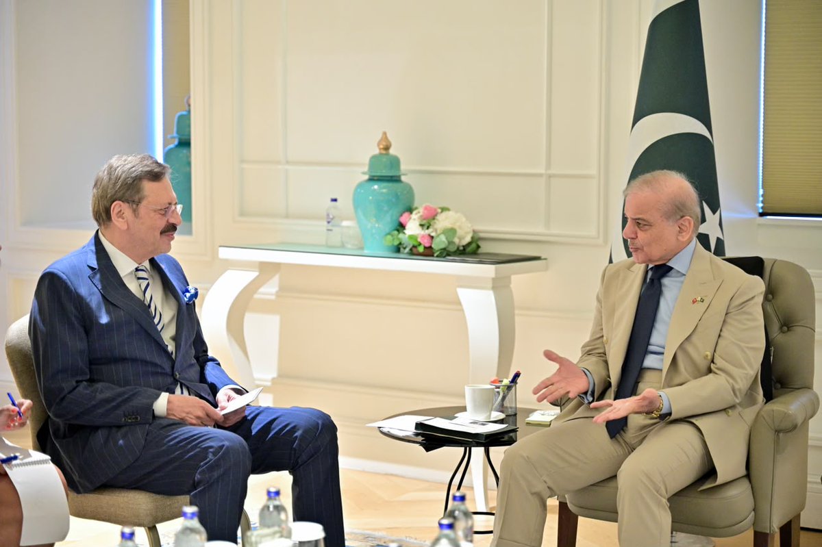 PakPMO's tweet photo. Prime Minister Muhammad Shehbaz Sharif meeting with President of the Union of Chambers and Commodity Exchanges of Türkiye (TOBB), Mr. Rifat Hisarcıklıoğlu in Istanbul on 4 July 2926. https://t.co/KdY37H8whZ