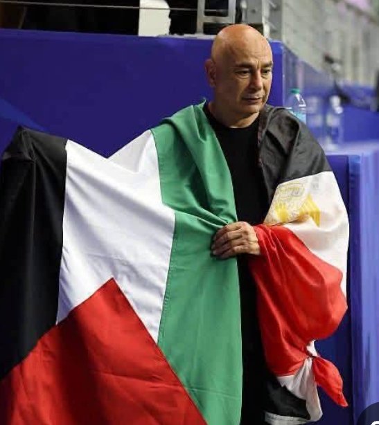 elhorya1's tweet photo. بعد أن أهدي مدرب منتخب مصر  حسام حسن الفوز بالتأهل للشعب الفلسطيني وترحم على الشهداء..
كتب موقع "والا" العبري: "مدرب منتخب مصر احتفل بعلم فلسطين وقال: رحم الله شهداءهم."
وجاء في التعليقات الغاضبة: "كل من لا يقف مع الأرجنتين في مباراتها المقبلة ضد مصر، هو كاره لإس.ر.ا.ئيل".. https://t.co/EYx2ypJX45