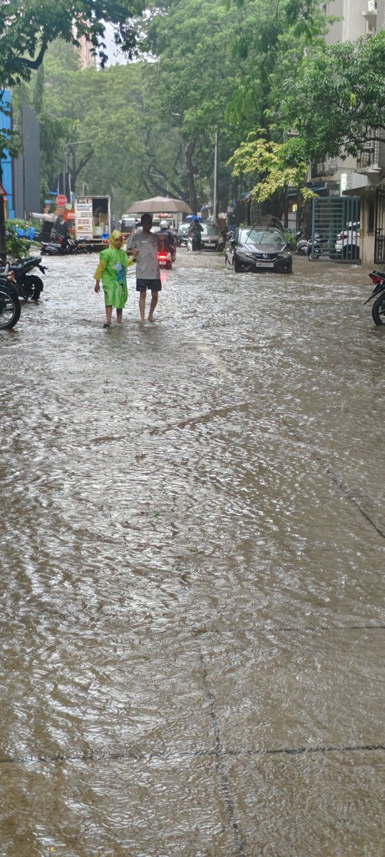 DemonStaRLorD's tweet photo. @rushikesh_agre_ Water logging near Kurla Terminus https://t.co/8STIwHKSIW