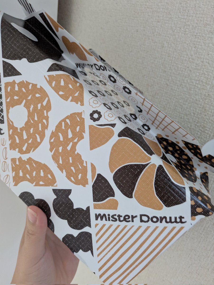 aichigomyan's tweet photo. 病院帰りに子供のリクエストでミスド行ったら
めっちゃ並んでて、あーどうせならもっちゅりん買ってみよかな思ったら
目の前の人で売り切れ😂😂

なんな���、お目当てのポン・デ・リングも売り切れてた笑
子供らは何でもええから、数少ない中から選んでたけど、ちょっと私はショックやった笑 雨の中…… https://t.co/7q9VjLQz7e