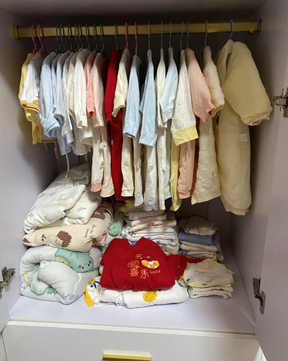 YuRopes4jf's tweet photo. Cleared out my closet u0026 found so many gems! Sold 3 vintage tees u0026 donated unused items today—small declutter win for a fresher space. What’s one old thing you’re letting go of this week https://t.co/6tcsPib57b
