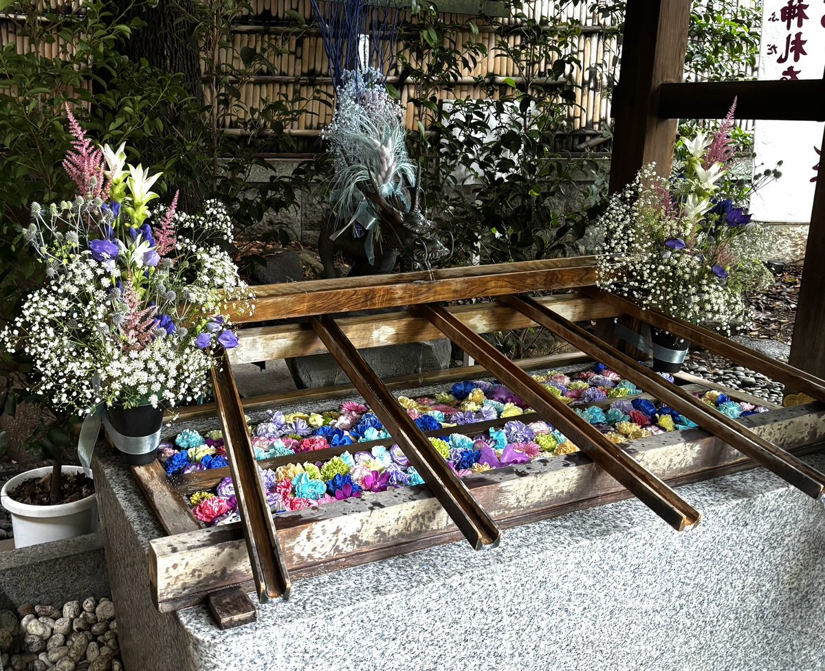 orie95607307's tweet photo. 続きまして東京大神宮⛩️こちらは大好きなすずらんがモチーフのお守りがあり好きな神社のひとつです(好きな神社どんだけあるのよw)七夕御朱印もそうだけど通常御朱印も拝受したあとで薫る墨が本当に心スッキリさせてくれます(墨の香り好きな変態ですww)雨でもそれなりに参拝の方々いました✨ https://t.co/sdzJurmd9E