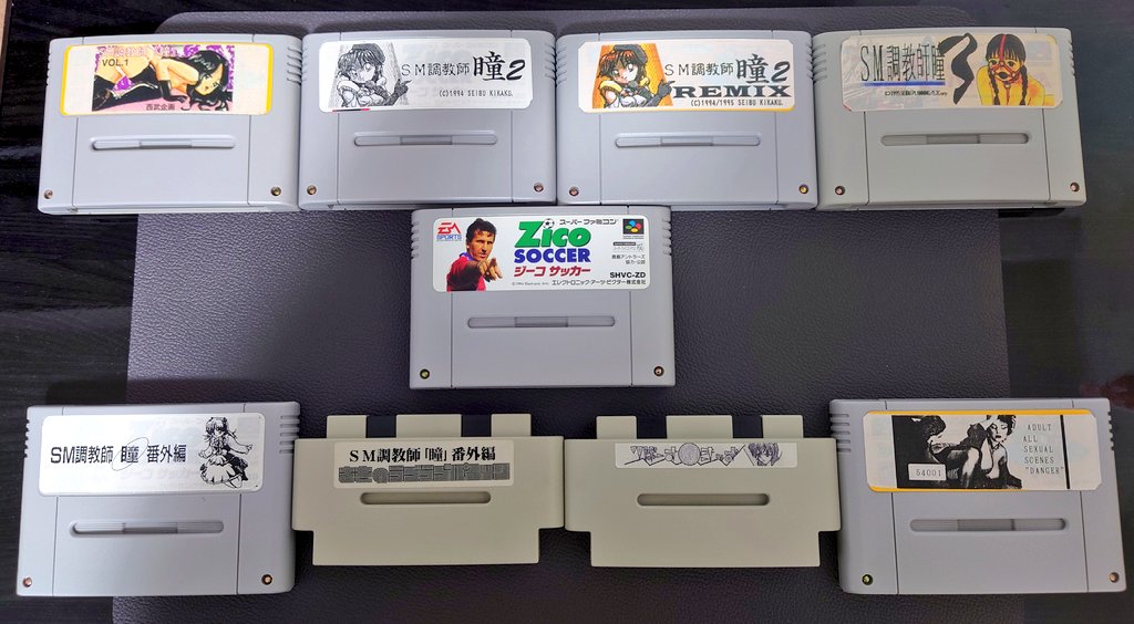 RetroGameTV's tweet photo. スーパーファミコン非公認ソフトで有名な「SM調教師瞳」シリーズを箱説付きでフルコンプしました。
一番レアなDanger!は世界に200本未満しか存在しないようです。
ちなみに調教されたジーコが有名ですがヨッシーやサムス、銀玉親方なども調教されています。
片手でプレイ可能なのが親切な作品です。 https://t.co/APtaoBGbCw