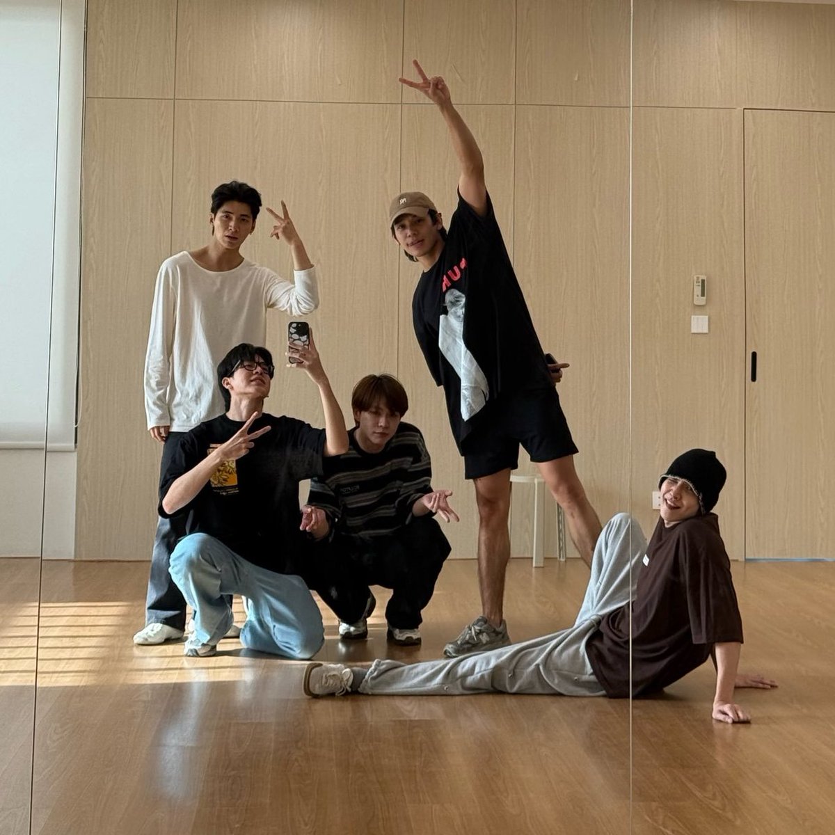 meen1310's tweet photo. FY gang practiced hard for their farewell party yesterday~
Tomorrow will be D-Day for us to bid goodbye, and Meen is not ready 🥹

P/S: Wondering when the official account will update about the Special EP details for viewers who can't attend
#FoureverYouProject https://t.co/pUbAT96uuh