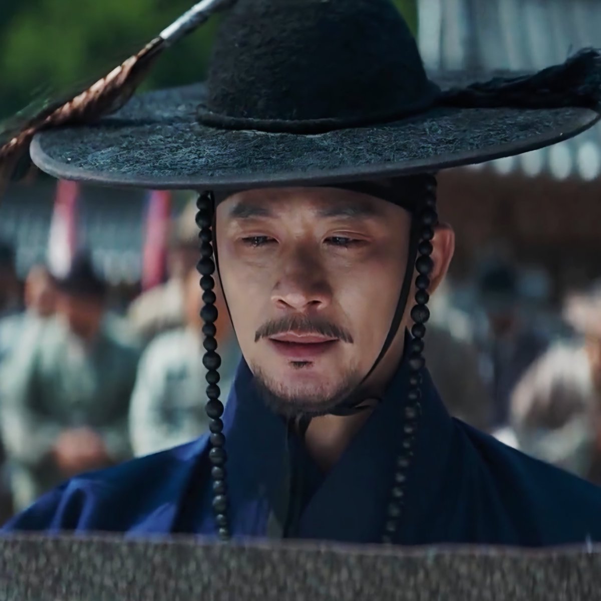 ch_sj2013's tweet photo. Nonton The King's Warden tiga kali di bioskop dan selalu salfok sama bapak geumbodosa (utusan kerajaan) yang bacain titah hukuman mati Hongwi.

​Arahan di skripnya.. dengan mata berkaca-kaca dan suara yang bergetar.

Pas eksekusi, emosinya ngena banget loh makanya aku selalu salfok 😭

​Yang bikin ini makin nyesek, si bapak tuh utusan yang sama persis kayak yang nganter Hongwi ke pengasingan.

Jadi kelihatan banget dia juga hancur, nahan tangis, dan aslinya ga rela harus bacain titah hukuman mati buat mantan raja yang saat itu usianya masih belasan tahun 😭💔