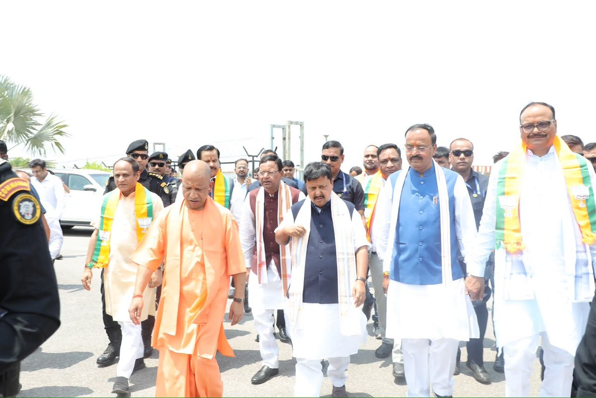 mppchaudhary's tweet photo. उत्तर प्रदेश की पावन धरा पर आदरणीय राष्ट्रीय अध्यक्ष जी का ऐतिहासिक स्वागत...

भाजपा के माननीय राष्ट्रीय अध्यक्ष एवं राज्यसभा सांसद श्री नितिन नबीन जी का लखनऊ एयरपोर्ट पर माननीय मुख्यमंत्री योगी आदित्यनाथ जी के साथ आत्मीय स्वागत एवं अभिनंदन किया। 

इस दौरान माननीय उपमुख्यमंत्री श्री केशव प्रसाद मौर्य जी, माननीय उपमुख्यमंत्री श्री बृजेश पाठक जी एवं संगठन के वरिष्ठ पदाधिकारियों की उपस्थिति रही।

तत्पश्चात एयरपोर्ट से निकली भव्य 'स्वागत यात्रा' में जगह-जगह उत्तर प्रदेश की देवतुल्य जनता एवं ऊर्जावान कार्यकर्ताओं ने पूरे उत्साह और गर्मजोशी के साथ राष्ट्रीय अध्यक्ष जी का स्वागत किया।

#UPWelcomesNitinNabin
#NitinNabinInUP 
#टीम_नितिन_पंकज
#UPWITHPANKAJCHAUDHARY 

@NitinNabin 
@myogiadityanath 
@kpmaurya1 
@brajeshpathakup 
@BJP4India @BJP4UP