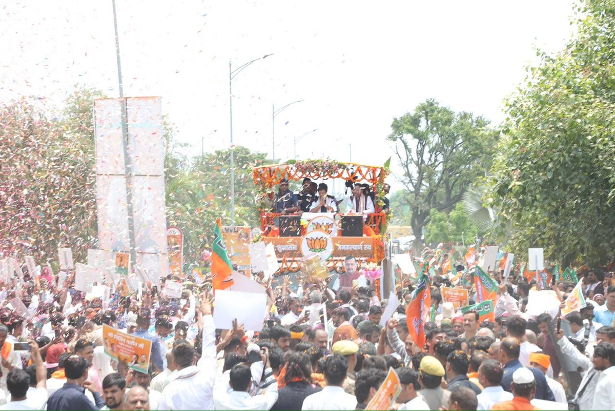 mppchaudhary's tweet photo. उत्तर प्रदेश की पावन धरा पर आदरणीय राष्ट्रीय अध्यक्ष जी का ऐतिहासिक स्वागत...

भाजपा के माननीय राष्ट्रीय अध्यक्ष एवं राज्यसभा सांसद श्री नितिन नबीन जी का लखनऊ एयरपोर्ट पर माननीय मुख्यमंत्री योगी आदित्यनाथ जी के साथ आत्मीय स्वागत एवं अभिनंदन किया। 

इस दौरान माननीय उपमुख्यमंत्री श्री केशव प्रसाद मौर्य जी, माननीय उपमुख्यमंत्री श्री बृजेश पाठक जी एवं संगठन के वरिष्ठ पदाधिकारियों की उपस्थिति रही।

तत्पश्चात एयरपोर्ट से निकली भव्य 'स्वागत यात्रा' में जगह-जगह उत्तर प्रदेश की देवतुल्य जनता एवं ऊर्जावान कार्यकर्ताओं ने पूरे उत्साह और गर्मजोशी के साथ राष्ट्रीय अध्यक्ष जी का स्वागत किया।

#UPWelcomesNitinNabin
#NitinNabinInUP 
#टीम_नितिन_पंकज
#UPWITHPANKAJCHAUDHARY 

@NitinNabin 
@myogiadityanath 
@kpmaurya1 
@brajeshpathakup 
@BJP4India @BJP4UP