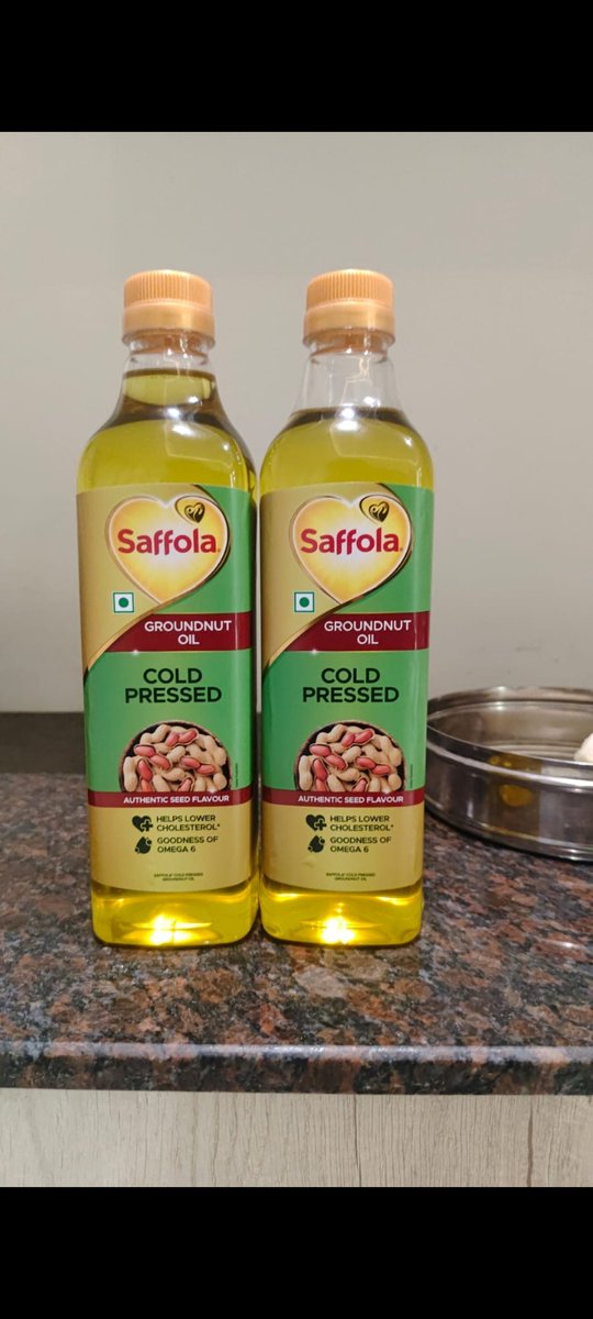 shashica2011's tweet photo. Two sealed bottles of the same oil, bought together, yet the fill levels appear different.
If both contain the declared quantity, why does the visible filling vary?
Consumers deserve transparency. Hoping the brand explains this. #ConsumerRights @MaricoLimited @saugatag https://t.co/J8lymCTOj1
