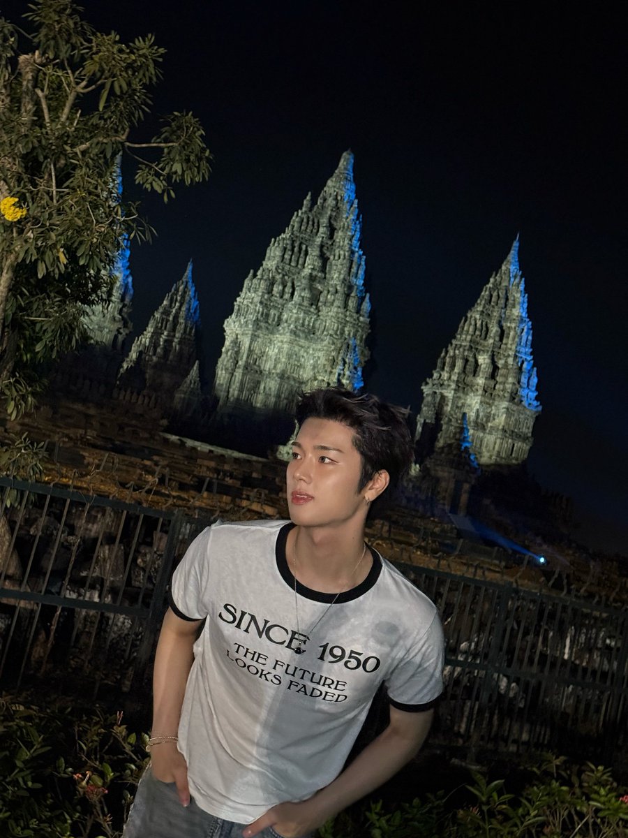 elarchivees's tweet photo. Selamat sore jogja, selamat sore prambanan, dr aku yg baru bangun bersama my hts kandung gweh 😛🤟❤ https://t.co/P8KkFmi2SB