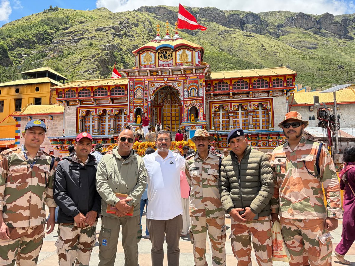 chamolipolice's tweet photo. बद्रीनाथ धाम में सुरक्षा व्यवस्थाओं का लिया जायजा, श्रद्धालु की ईमानदारी से लौटाई गई खोई हुई धनराशि

मुख्य सतर्कता अधिकारी ने हेलीपेड संचालन का किया निरीक्षण, बद्रीनाथ पुलिस की तत्परता से श्रद्धालु को वापस मिला पर्स https://t.co/YiOOoJ4eYr