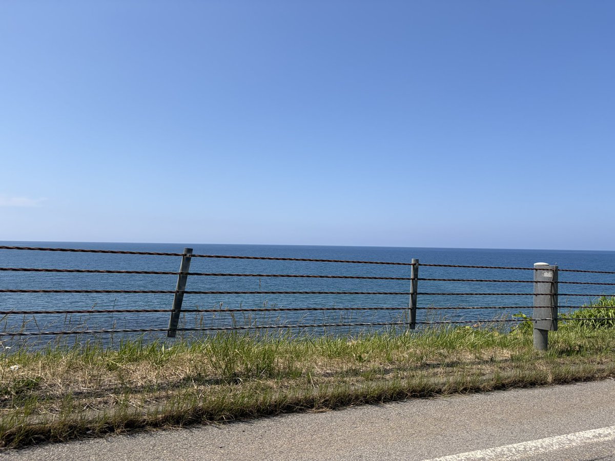 gmail8856's tweet photo. 今年転職した旦那は職歴から中堅扱いされ、人間関係を良くするべく色々動きながらサービス残業し、役職仕事済ませてから私のご飯を作ると言う激務です。
まぁ私のご飯は味付けだけ旦那なんですけどね…
と言う事で、昨日は気分転換にお出かけ！
天気のいい日だったので海沿いを通って行ってきたよ〜！ https://t.co/RrlpkdVeS6