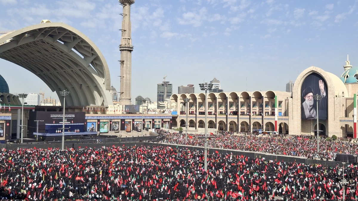 mahbwb7713's tweet photo. تنها نگذارم هرگز مقتدا را....
سیل مردم عزادار در مصلی امام 
#باید_برخاست
#خمینی_مشهد https://t.co/BtzP2a4F9E