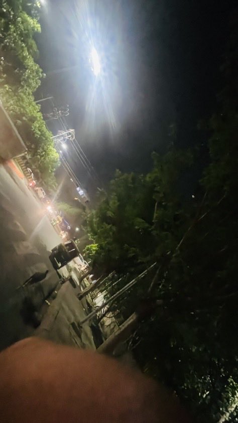 Noida24Noida's tweet photo. Street light not working on sector 46 noida road between a block and b block....near sector 46 police chowki...@noida_authority @CeoNoida @InduPrakashPCS 

Golgappa wala Near green avenue gate sector 46 Noida https://t.co/ey0Pn0IIrL