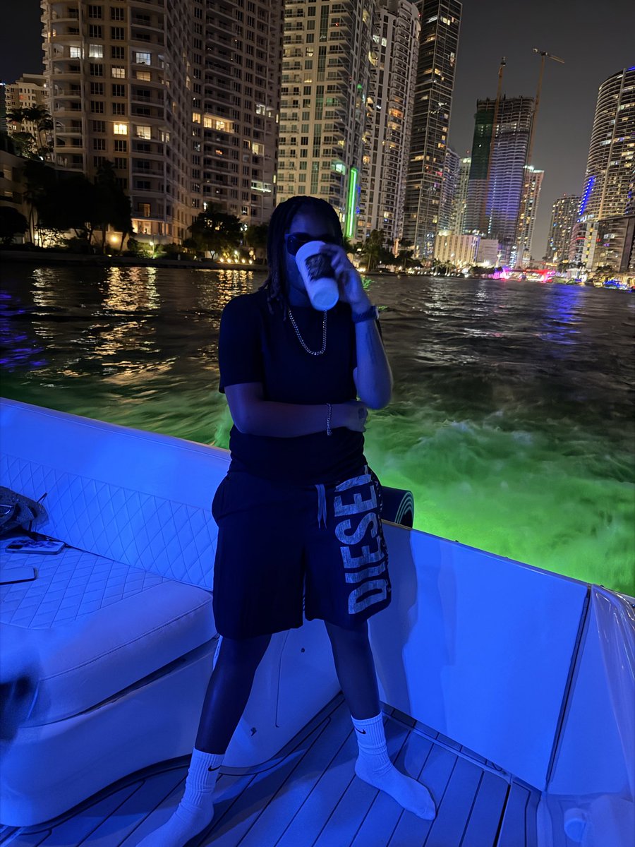 thoughtstud's tweet photo. bih i’m 21 
#cancerszn🎉 https://t.co/ovool0A97P