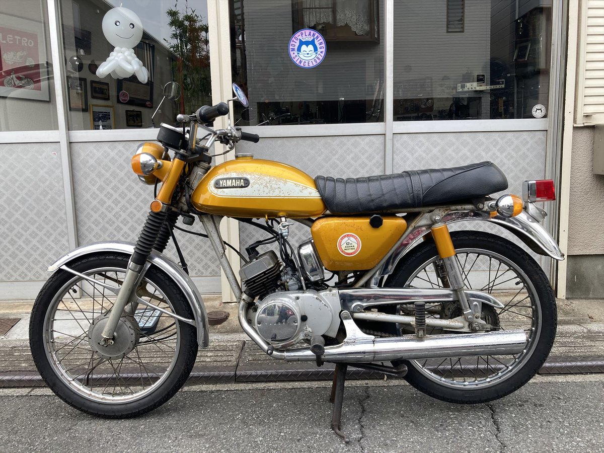 moto_planning's tweet photo. 販売車両「HS90黄2」販売価格：180,000円 
オイルポンプ、キャブレター、点火系等の整備をして普通に走ります 
特に欠品はないと思います 
アイドリングも安定して気持ち良く吹け上るエンジンです 
ただクランクベアリング？から音が出始めています 
試乗もできますので詳細はお問い合わせください https://t.co/otaTHHdUm3