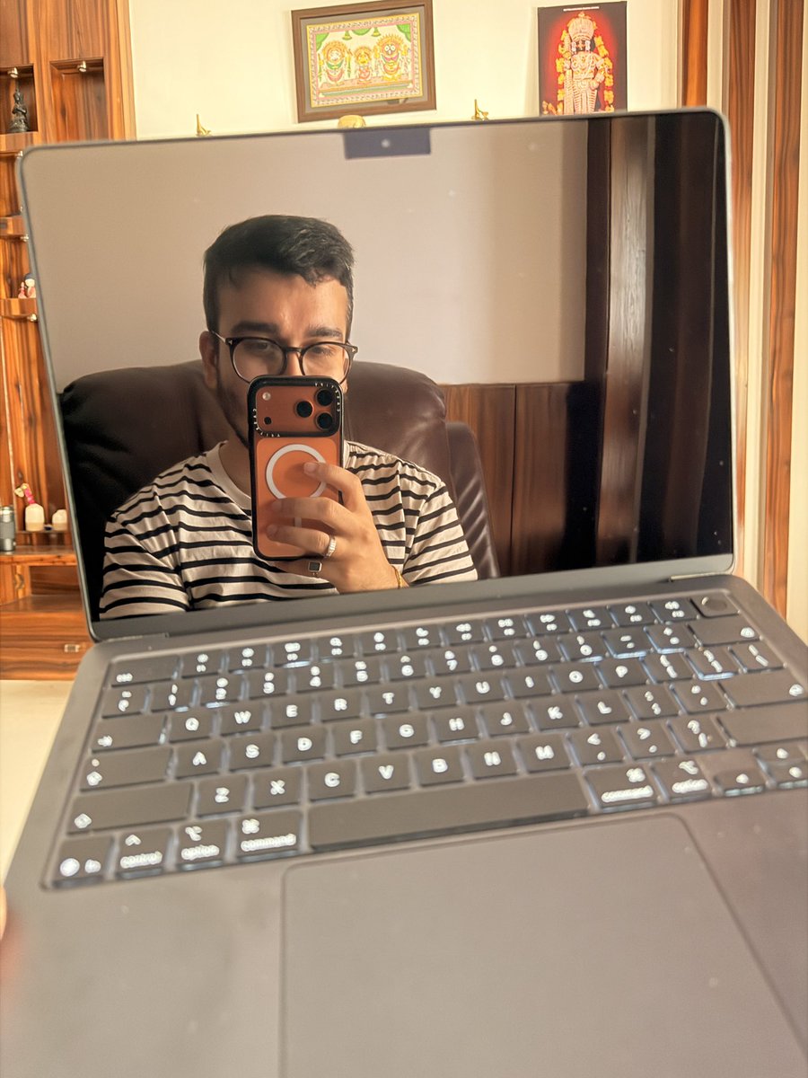 RaoSumukh's tweet photo. Ordered a matte screen protector for my Mac but it's more reflective than my bathroom mirror wtf 😭😭😭 https://t.co/vDYvRu5dub