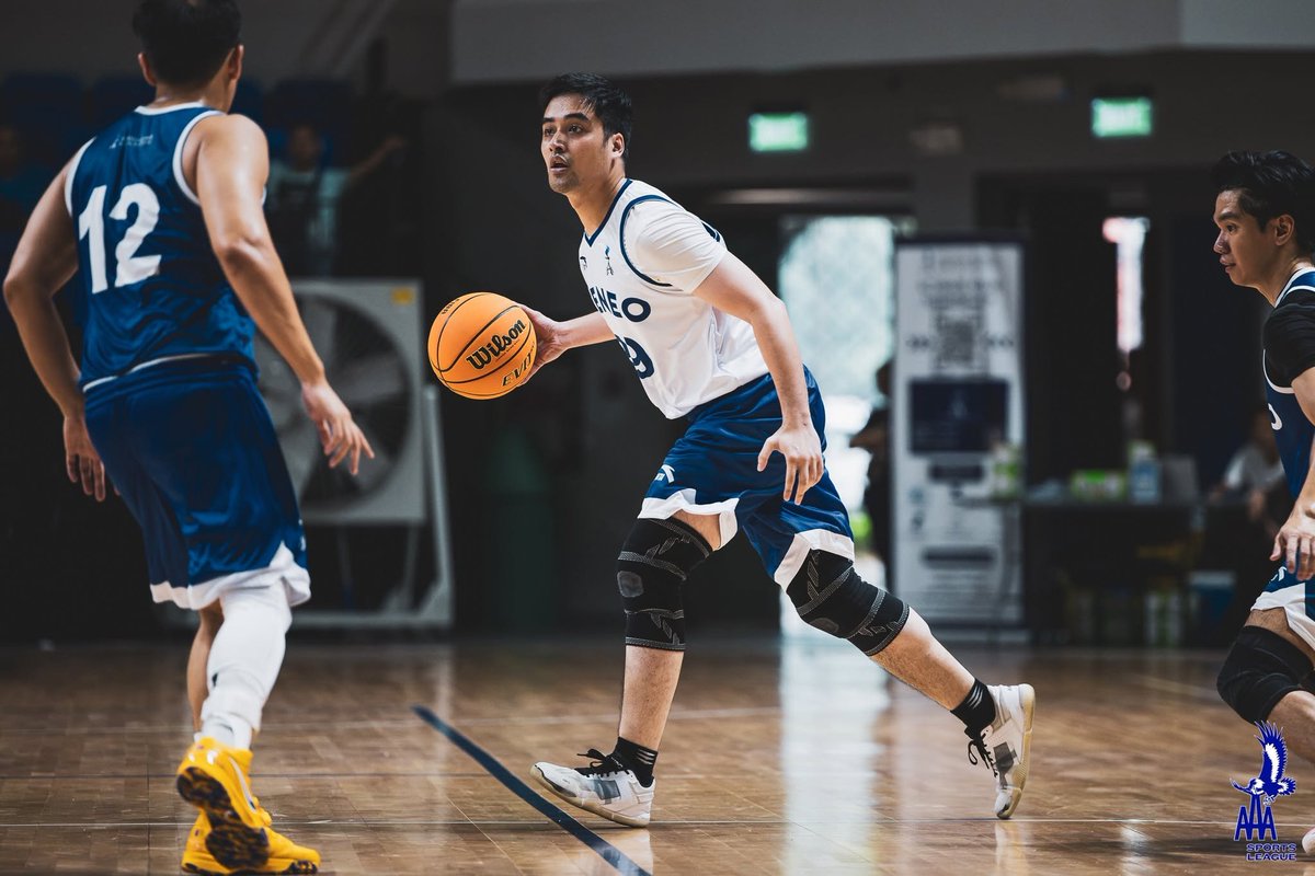 TeamAMDG's tweet photo. Mayor Vico Sotto back home at the Blue Eagle Gym for the Ateneo Alumni Association Sports League and wins the Player of the Game award 💙 https://t.co/FoWY9u4v3r