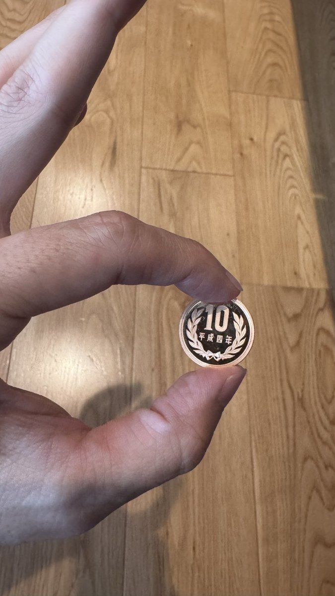 timapi's tweet photo. 今日お釣りですんごい綺麗な10円玉もらった

「平成4年かー、最近のやつだなー」

「...！？平成4年！？」

ってなった

元持ち主は30年以上大切に保管してたやつをなぜ使ったんだろうか https://t.co/HrosLRUn7q