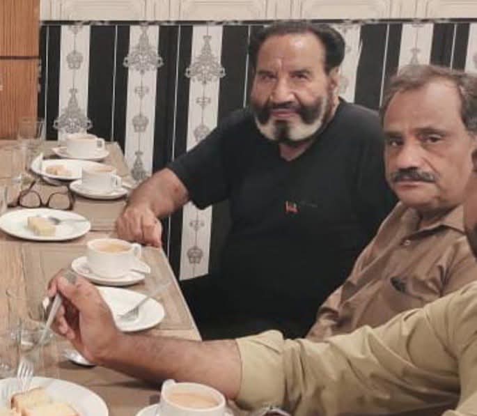 AnwerRahim2's tweet photo. @AbadaOmer @OfficialShehr نوے سال سے زائد عمر کے چوہدری محمد انور  خانپور میں پاکستان تحریک کے بانی ہیں ان کا  بیٹا امریکا سے انہیں ماہانہ خرچ اور ادویات وغیرہ کےلیے معمولی سی رقم  الائیڈ بنک کچہری روڈ خانپور میں ان کے اکاؤنٹ میں 
بھیجتا تھا ان کے اکاؤنٹ میں تین لاکھ روپے کے قریب رقم کو منجمند کردیا گیا https://t.co/geWFCQnSJ8