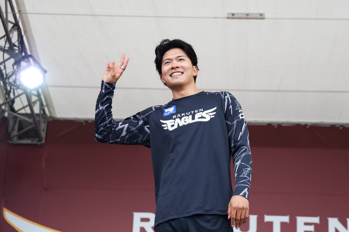 Rakuten__Eagles's tweet photo. 「選手登場！サプライズステージ」

今日登場したのは
#早川隆久 選手でした🎤

7/6(月)がお誕生日の早川選手！
一足早いバースデーコール🎂🎉✨

👨「FIFAワールドカップの予想優勝国は？？⚽」
👦「野球をしていて一番楽しい瞬間は？」
👧「好きな色はなんですか？」

詳しくはInstagramで
チェックしてくださいね☝
https://t.co/wEkej52pvF

#RakutenEagles
#強鷲革新