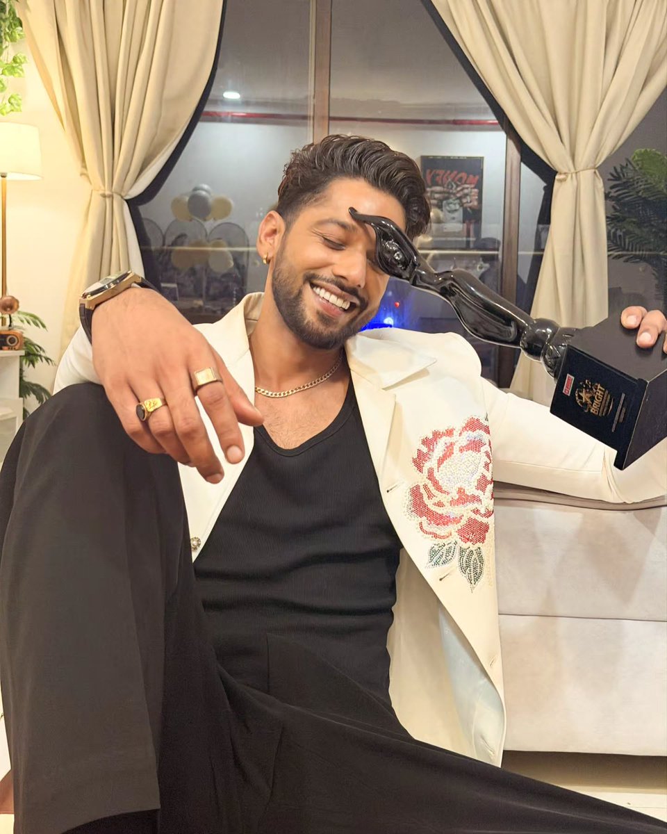 FarhaKhan159390's tweet photo. Certified Owner of the
PEOPLE'S SUPERSTAR AWARD 🏆
Every achievement is a reflection of your hardwork and dedication
Congratulations 👏🎉 @Baseer_Bob
Keep shining always. ✨♥️
#BaseerAli𓃵 #BaseerAli
#BaseerSquad #TeamBaseer https://t.co/x7MpcUrKwQ