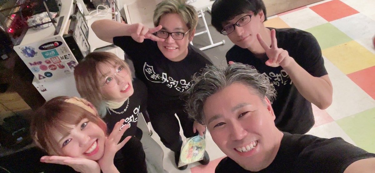 SousyokuPengin's tweet photo. ライブ始まるよ〜 https://t.co/nNANP03H9D