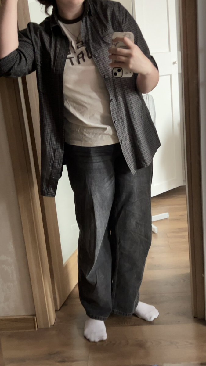 pixie_dvsst's tweet photo. Today’s vibe: the nerdy friend in an early 2010s teen show https://t.co/yrrA7ztqL8