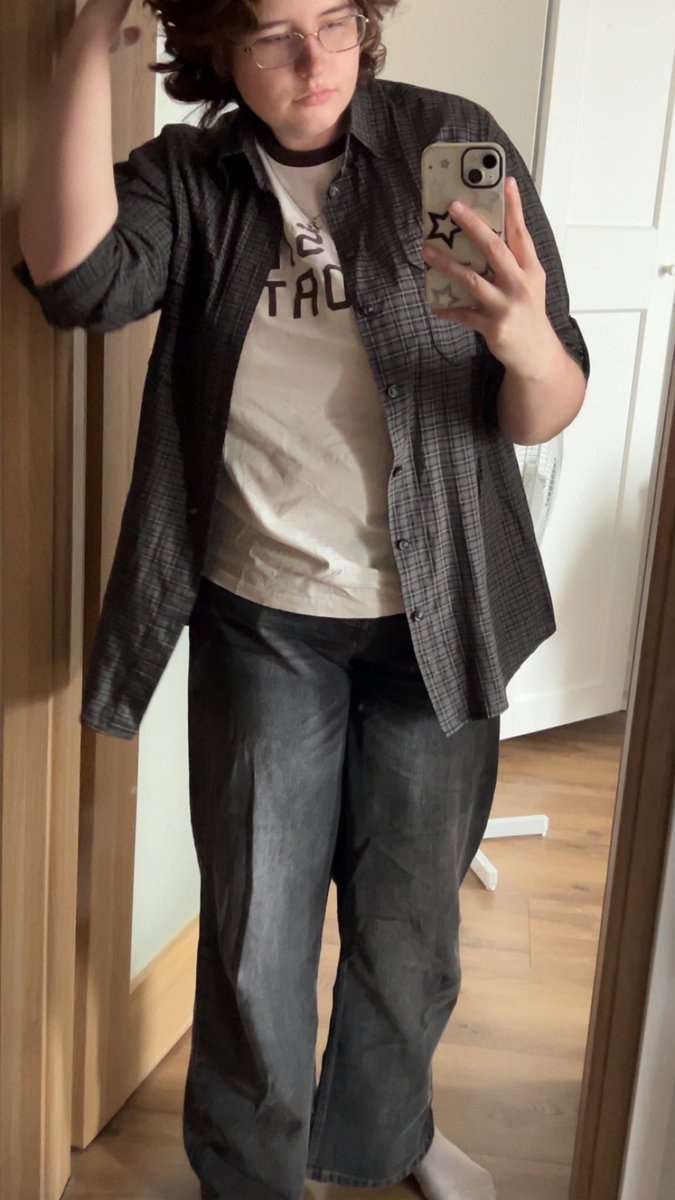 pixie_dvsst's tweet photo. Today’s vibe: the nerdy friend in an early 2010s teen show https://t.co/yrrA7ztqL8
