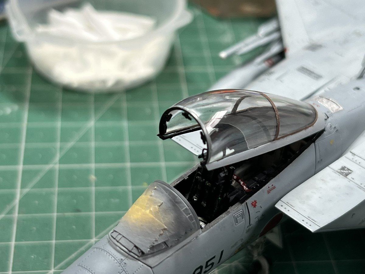 OMEGAeleventh's tweet photo. ファインモールドF-15
そろそろ大詰め。
キャノピーの追加工作でミラーとハンドグリップ、HMDのセンサーなどを追加。
あと外装タンクとパイロンの隙間に燃料のラインとコネクターを追加しました。
工作が終わればアンテナ類を取り付けて台座に固定するのですが、外装物をもう一つ追加するまでお預けw https://t.co/QK1ou63mql