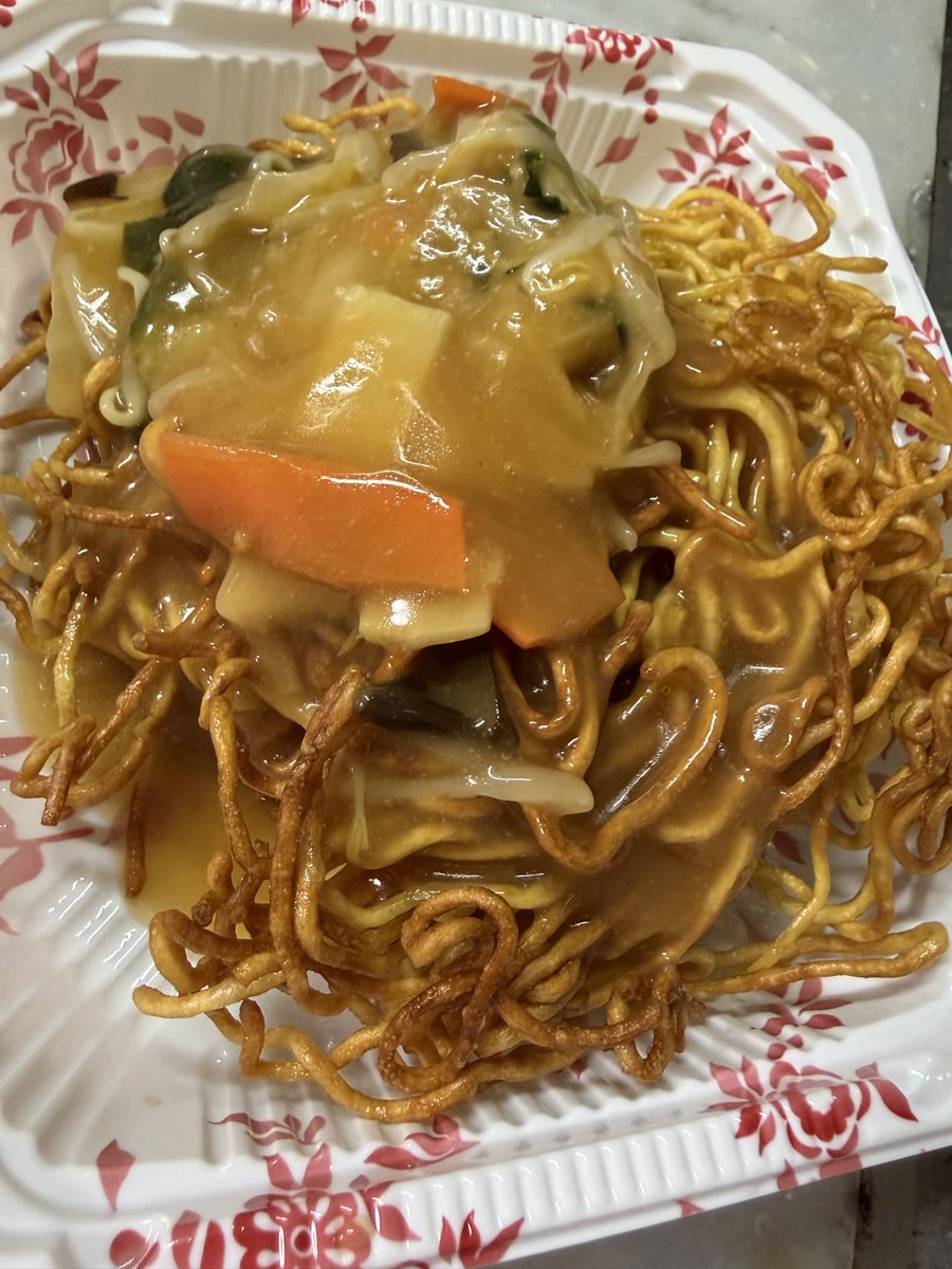Riva111111's tweet photo. 冷凍の五目あんかけ焼きそば
油で揚げてかた焼きそばにしたったの図 https://t.co/qFwYrgGQgU