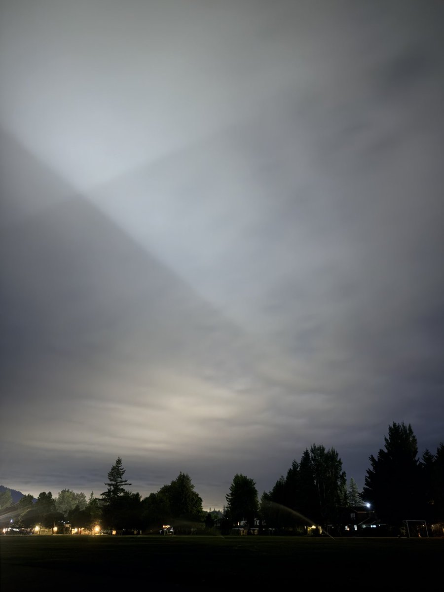 B_Michaelis's tweet photo. Some weird shit going on in North Bend WA right now… what kind of anomaly is this??? 
#anomaly https://t.co/sXx0hkEMlf