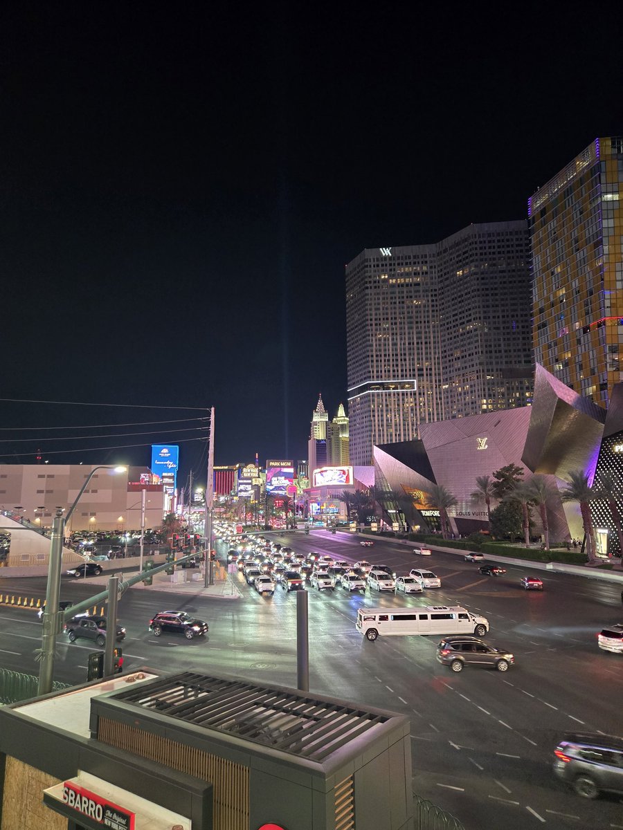 LongHoang280499's tweet photo. Any girl in Vegas now? Need a night stay. Come to me 😈 https://t.co/RlDKfTfJGK