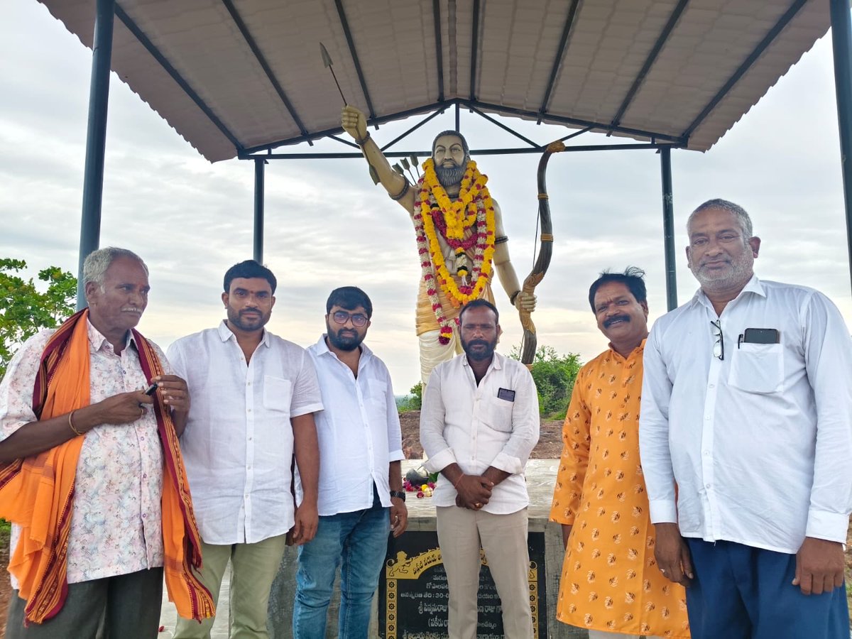 RameshSree17's tweet photo. మన్యం ప్రజల హక్కుల కోసం అలుపెరగని పోరాటం చేసి, ఆంగ్లేయుల అణచివేతను  ధైర్యంగా ఎదిరించి, స్వాతంత్య్ర సమరంలో తన ప్రాణాలను అర్పించిన అల్లూరి సీతారామరాజు గారి జయంతి సందర్భంగా ఘన నివాళులు. https://t.co/re4F48ICdD