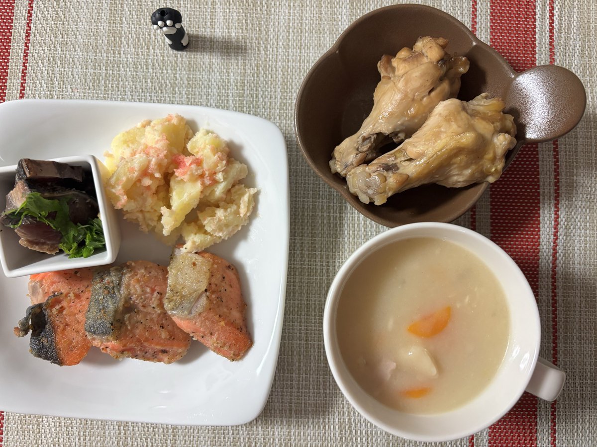 LLrubbishRR's tweet photo. 2026.7.3夕食
鮭のムニエル、手羽元酢っぱり煮、明太ポテサラ、鰹のタタキ、シチュー https://t.co/BqFw0UXFhH