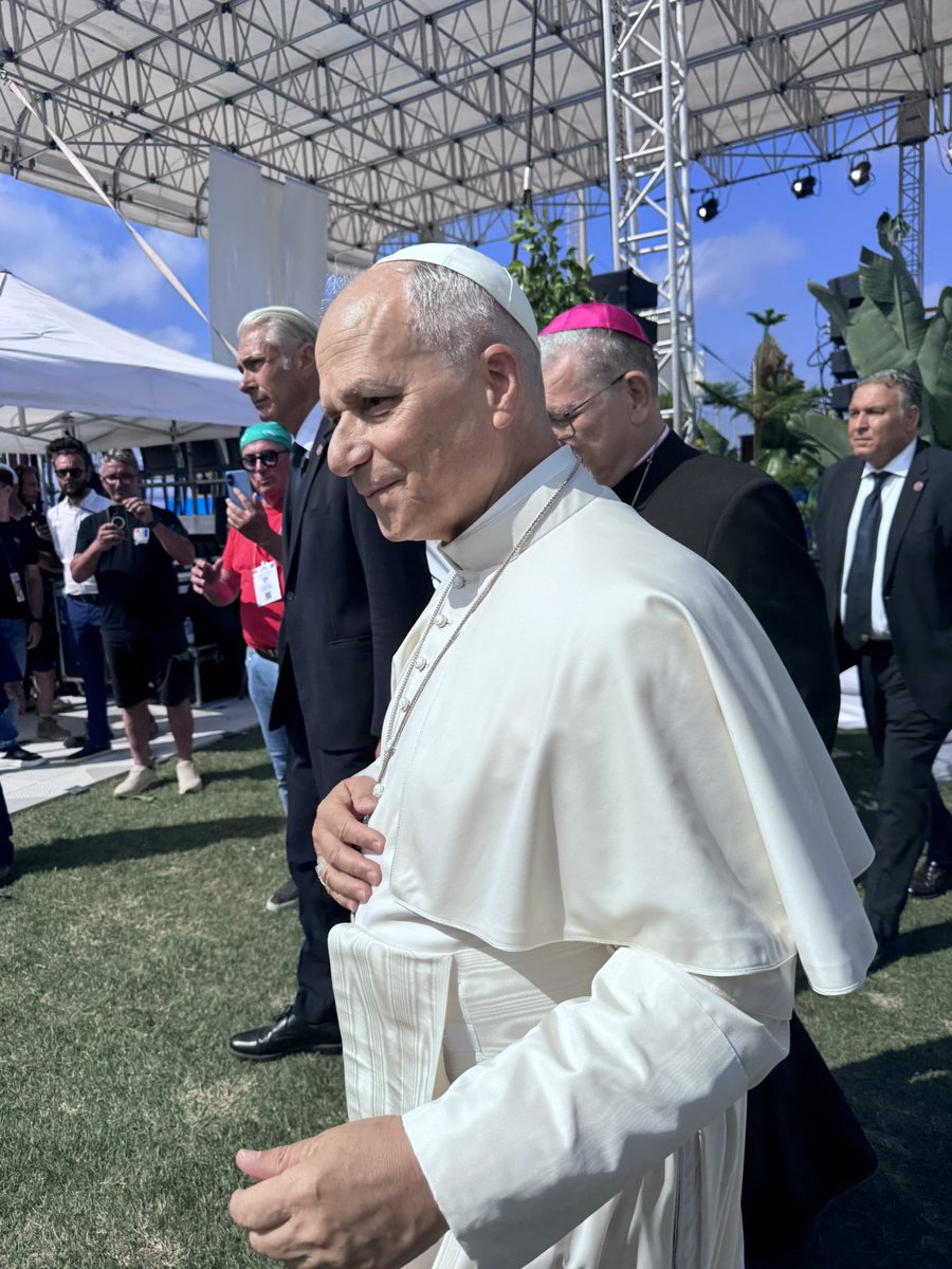 ChristopherHale's tweet photo. I told Pope Leo XIV, “Happy Fourth of July!”

The first American pope responded in English, “thank you!” https://t.co/z3IBGqdiDK