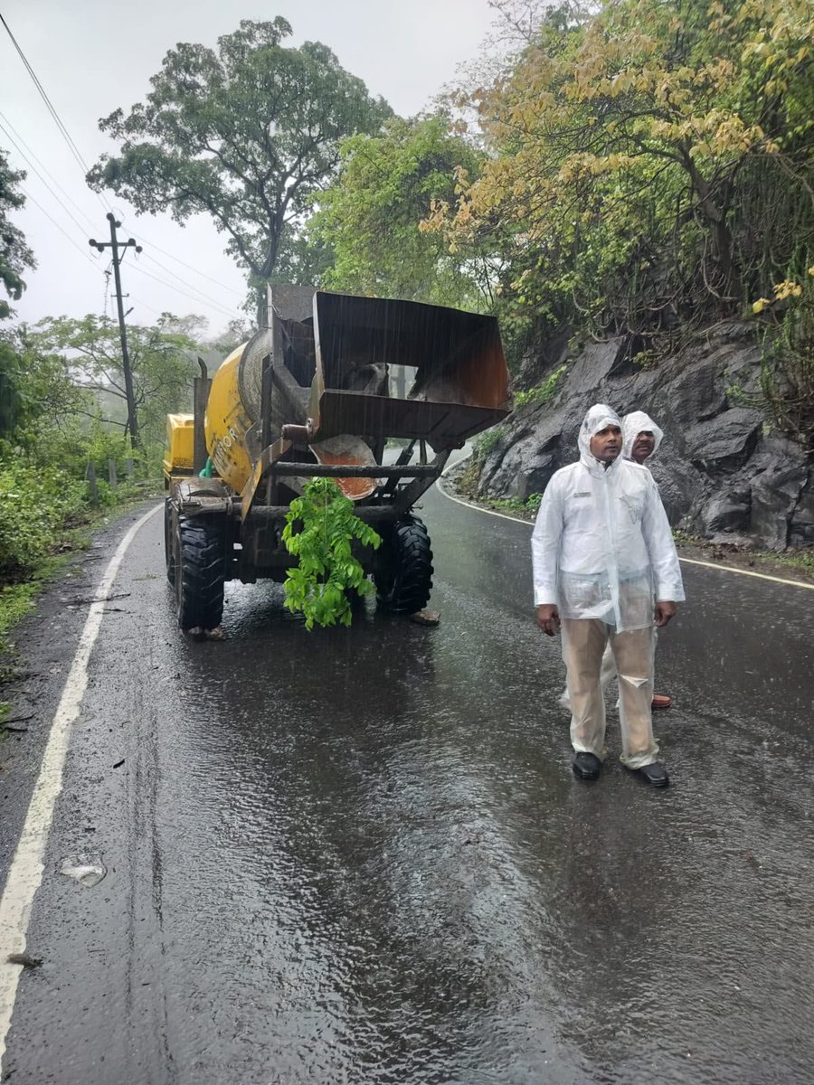 Palghar_Police's tweet photo. पालघर - मनोर रोडवरील वाघोबा घाटात अतिवृष्टीमुळे झाड पडल्याने वाहतूक विस्कळित झाली होती.

सदर माहिती प्राप्त होताच वाहतूक शाखा, पालघरकडील पोलीस अधिकारी व अंमलदार हे तात्काळ घटनास्थळी दाखल झाले. त्यांचेकडून रोडवर पडलेले झाड बाजूला करून वाहतूक सुरळीत करण्यात आली.

#Monsoon_Safety https://t.co/8KrXMeURNR