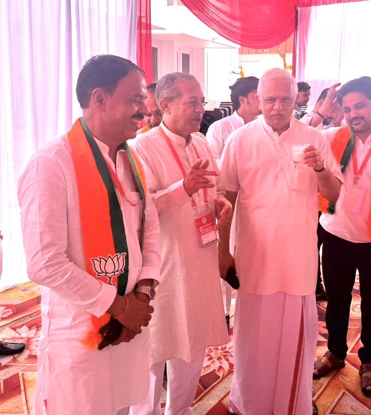 nawabsnagar's tweet photo. राष्ट्रहित को सर्वोपरि मानकर संगठनात्मक साधना को जीवन का परम ध्येय बनाने वाले, विचार की दृढ़ता, कार्यशैली की अनुशासित गंभीरता, दूरदर्शी संगठन कौशल तथा कार्यकर्ता-निर्माण की अद्वितीय क्षमता से भारतीय जनता पार्टी के संगठनात्मक वैभव को नई ऊँचाइयों तक पहुँचाने वाले, हम सभी कार्यकर्ताओं के लिए प्रेरणा, आदरणीय राष्ट्रीय संगठन महामंत्री श्री @blsanthosh जी का आज लखनऊ स्थित भाजपा प्रदेश कार्यालय में सान्निध्य एवं मार्गदर्शन प्राप्त करने का अवसर मिला।

इस अवसर पर मैंने आदरणीय संतोष जी के प्रति हृदय से कृतज्ञता एवं धन्यवाद ज्ञापित किया तथा संगठन द्वारा प्रदत्त नवीन एवं महत्वपूर्ण दायित्व के सफल निर्वहन हेतु उनका स्नेह, आशीर्वाद और सतत मार्गदर्शन प्राप्त करने का निवेदन किया।