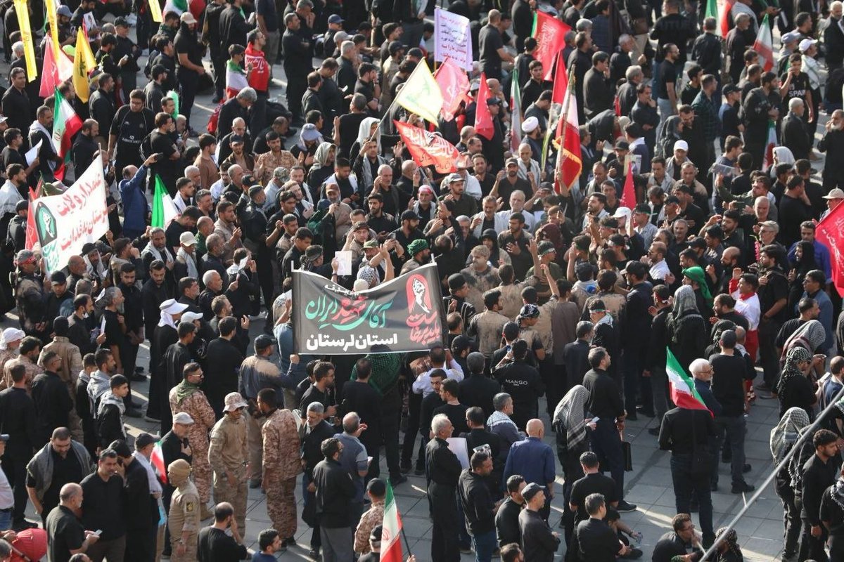fadiye1383's tweet photo. امروز تهران فقط میزبان یک مراسم نیست شاهد یکی از ماندگارترین صحنه‌های همدلی مردم با رهبرشان هست
#آقای_شهید_ایران #باید_برخاست https://t.co/tqXAj3nC62