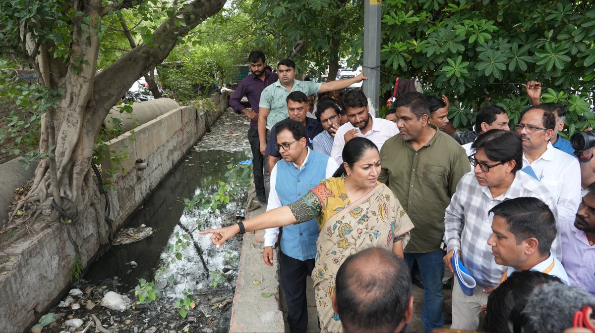 gupta_rekha's tweet photo. आज मुनक नहर क्षेत्र में चल रहे विकास और सौंदर्यीकरण कार्यों का निरीक्षण किया। जनवरी से यह काम शुरू हुआ है और हमारा लक्ष्य है कि छठ पर्व से पहले मुनक नहर पूरी तरह स्वच्छ, व्यवस्थित और बेहतर स्वरूप में तैयार हो।

अधिकारियों को निर्देश दिए कि कार्यों में और तेजी लाई जाए, गुणवत्ता का पूरा ध्यान रखा जाए और समय-समय पर प्रगति की समीक्षा होती रहे। साथ ही स्थानीय नागरिकों से भी नियमित फीडबैक लिया जाए, ताकि जरूरत के अनुसार तुरंत सुधार किए जा सकें।

मुनक नहर का कायाकल्प हमारी उस सोच का विस्तार है जिसमें विरासत का सम्मान, प्रकृति का संरक्षण और जनसुविधाओं का सशक्त निर्माण साथ-साथ आगे बढ़ता है।

#ViksitDelhi