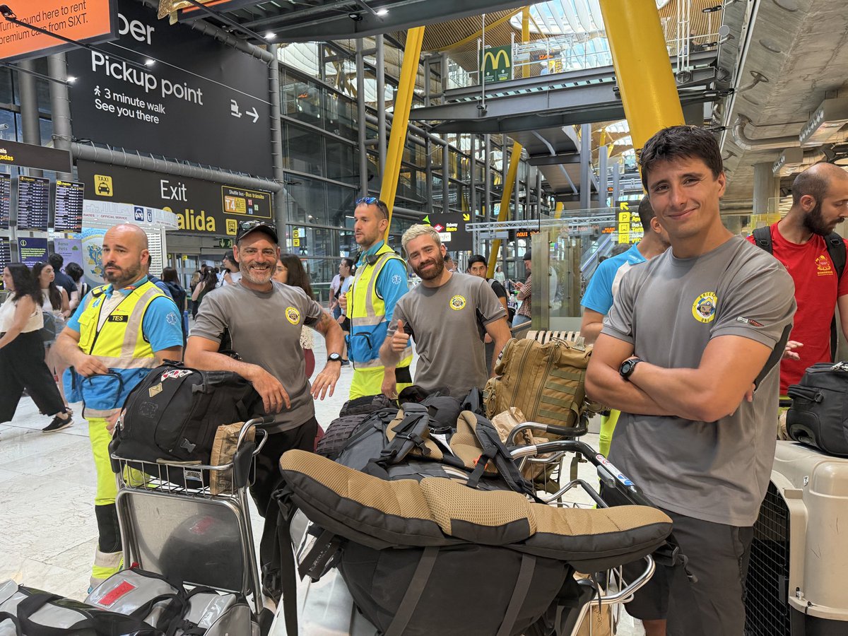 proteccioncivil's tweet photo. Ya está de vuelta el segundo contingente de ayuda española a Venezuela y profesionales del #ERICAM que han estado trabajando sobre el terreno ⛑️

Desde @proteccioncivil les recibimos en el Aeropuerto Adolfo Suárez Madrid-Barajas, agradeciendo su labor y entrega 🦺 https://t.co/aQ7KIwhQcK
