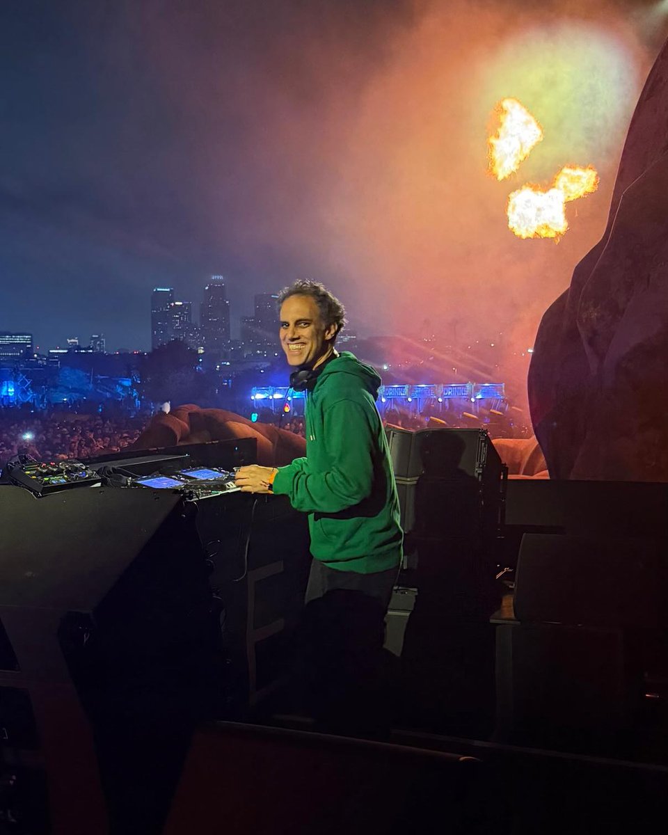 ibfs_mag's tweet photo. [Music]
Four Tet(フォー・テット)は、サウンドスタイルにあわせて以下の名義を使い分けているが、

KH
Joshua Falken
Percussions
00110100 01010100
4TLR

⣎⡇ꉺლ༽இ•̛)ྀ◞ ༎ຶ ༽ৣৢ؞ৢ؞ؖ ꉺლは正式な読み方が存在しておらず、海外のファンは絵文字のような文字配列からパイフォントにちなんだWingdings(ウィングディングス)と呼んでいる。