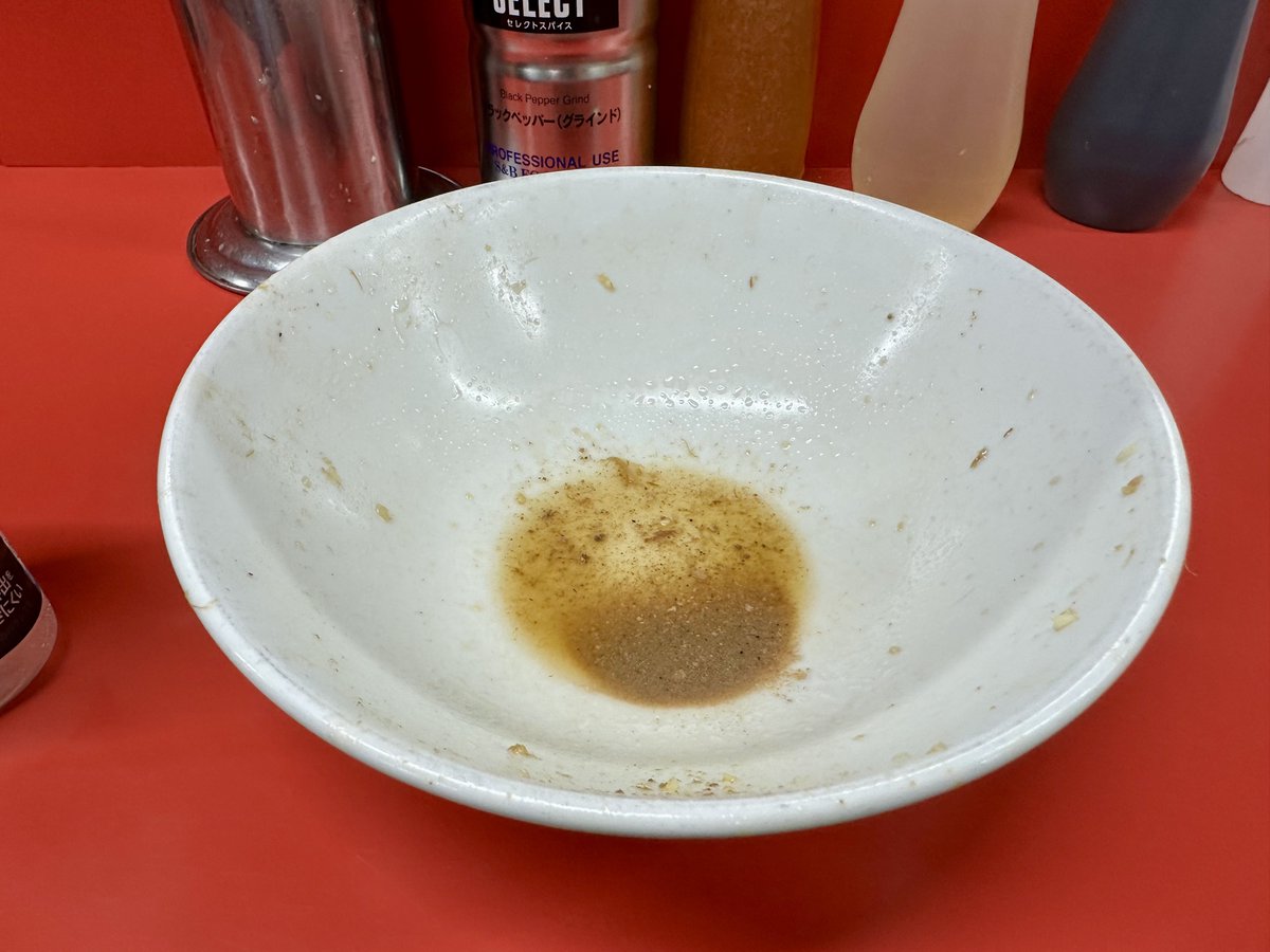 Nyama_nyak's tweet photo. ラーメン二郎 仙台店2 小ラーメン 麺少なめ ヤサイニンニクカラメ。麺に肉カスが絡む。煮込まれたスープはブタと背脂の旨味が凝縮されていて美味い。体に悪くても完飲。 https://t.co/F3m6lFEegg