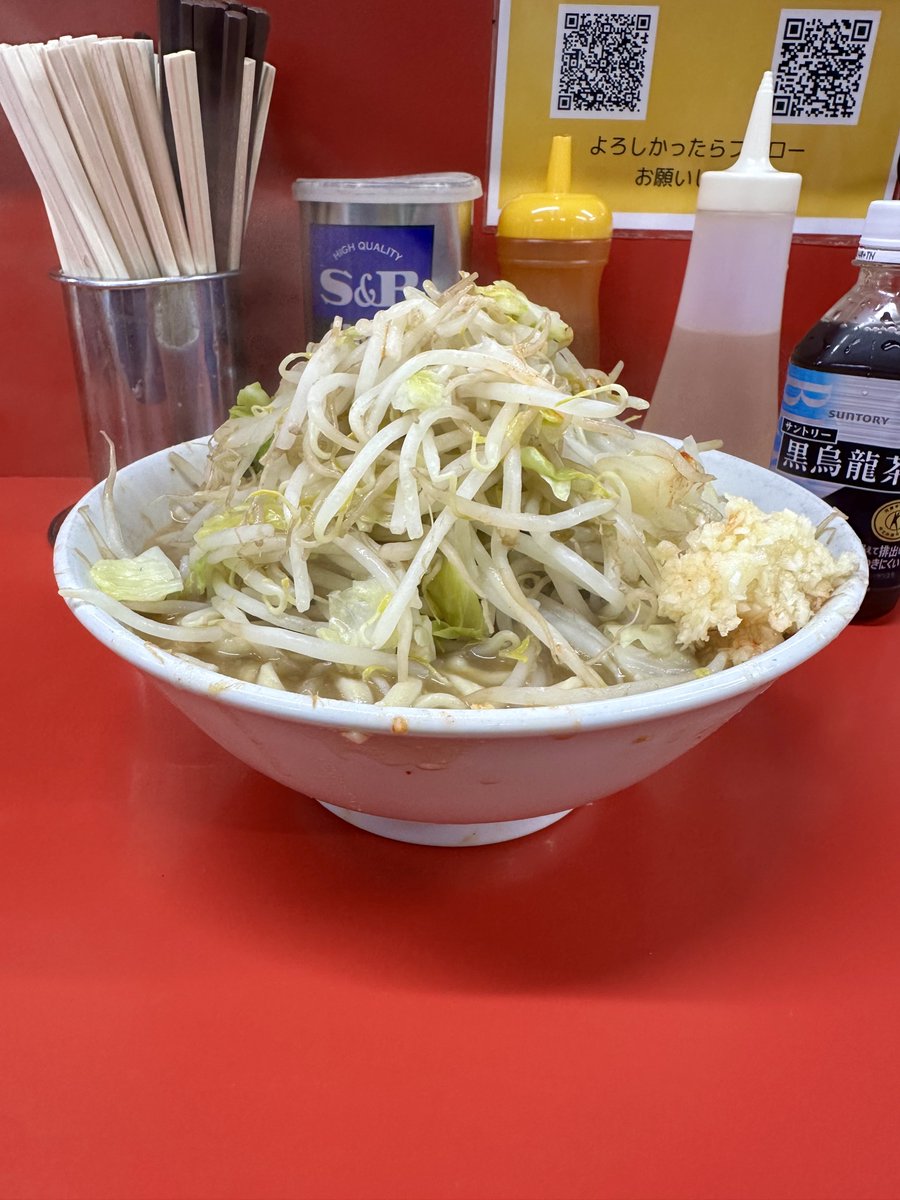 Nyama_nyak's tweet photo. ラーメン二郎 仙台店2 小ラーメン 麺少なめ ヤサイニンニクカラメ。麺に肉カスが絡む。煮込まれたスープはブタと背脂の旨味が凝縮されていて美味い。体に悪くても完飲。 https://t.co/F3m6lFEegg