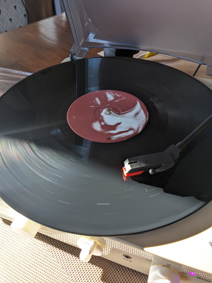 s53360577's tweet photo. 音の割れたレコードプレーヤーでブライアンダウンをきいて
用事のイラストを描きながらスパイスティー飲んでるんだぜ？
私の休日エモくない？ https://t.co/98UYQVJtHY