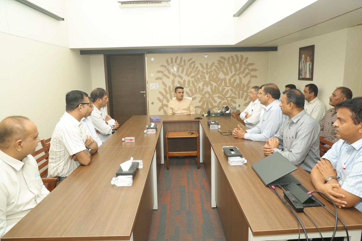 sanghaviharsh's tweet photo. Had a courtesy meeting with the newly promoted IAS officers. Extended my heartfelt congratulations and wished them success as they embark on this new chapter of public service. https://t.co/7SIglPdvYR