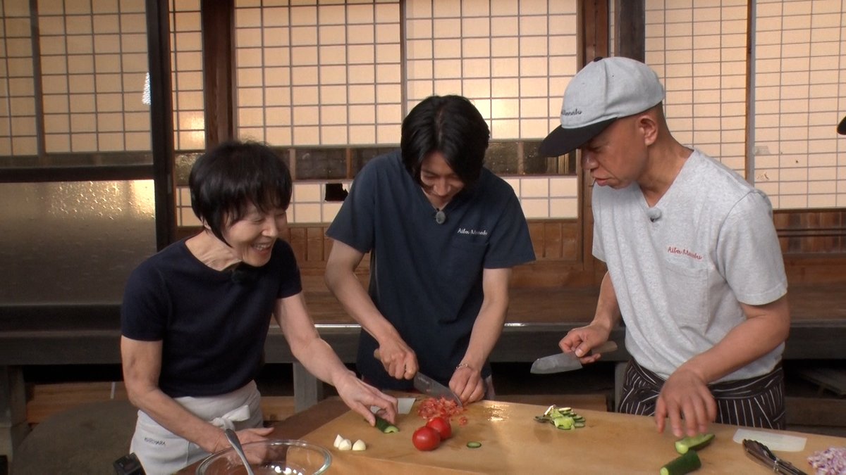 TVGweb's tweet photo. 「相葉マナブ」今夜放送⏰

相葉雅紀らが栗原はるみと
採れたての夏野菜でクッキング🎐

暑い夏にぴったりの絶品料理の
おいしさに一同が感激✨
「おうちでここまでできるんだ」

調理中のトークでは
栗原の意外な素顔が明らかに💭

https://t.co/BNWRX0UFMU

#相葉マナブ https://t.co/CKhENnCdWh