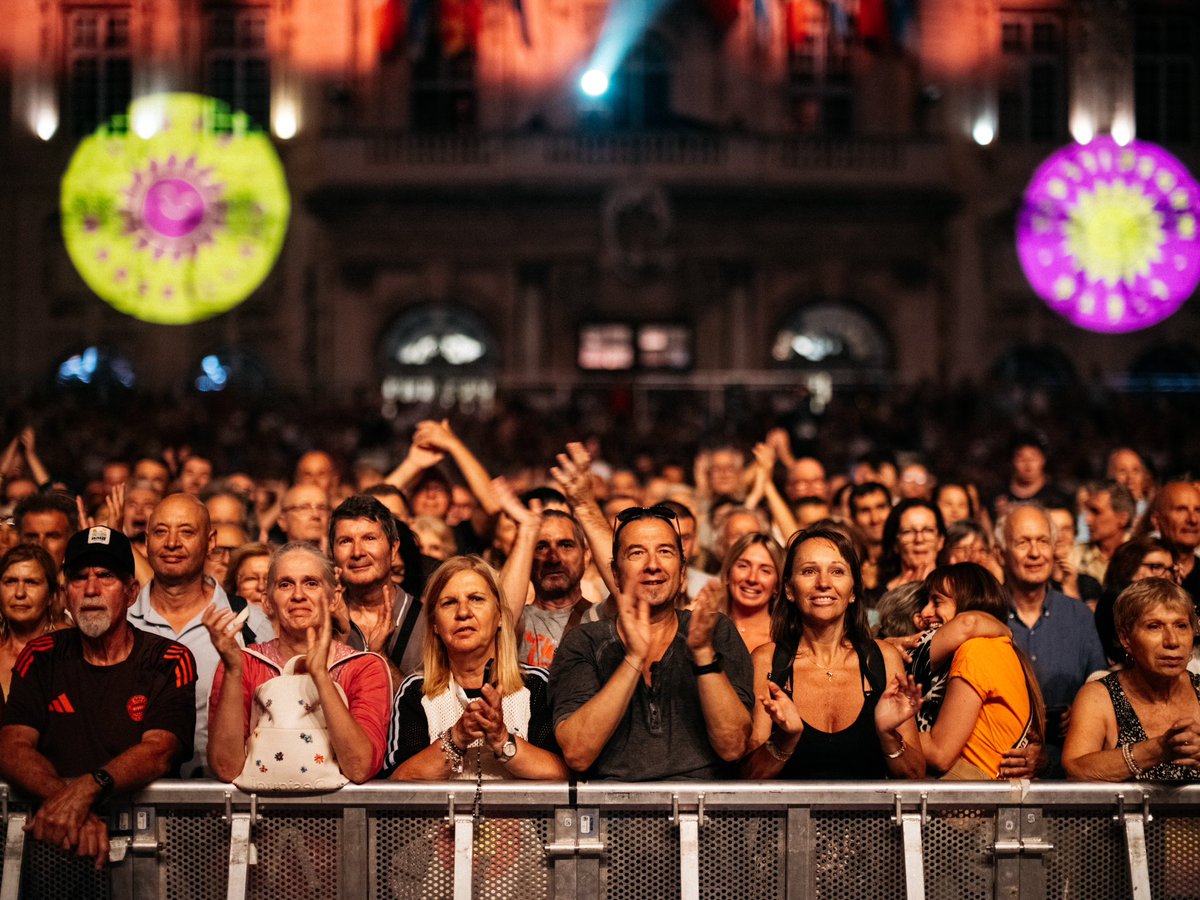 marseille's tweet photo. Retour photo sur le premier concert de la Scène sur l’eau avec Julien Clerc ☀️🎶
Quel beau lancement de l’Été Marseillais ! https://t.co/2CTv6JiQ9V