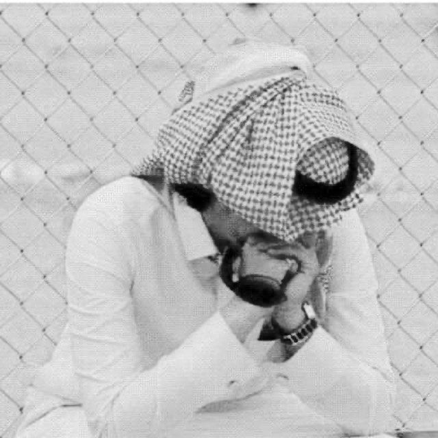axir1111's tweet photo. #جمر_الوداع 

#لا_تقرأيـني_فقـط_أحلـم 
( رسالـتي لـكـِ ) …!
تـبرأتُ مـنّي للحظـاتٍ لعـلّي أتحـدّث
لـم تعـد الروايـاتُ جـزءً مـن ذكريـاتي
ولـم يعـد الشـوقُ يهـزّ لحـن أوردتي

فقـط …!
أقمـتُ الحـداد لـ يبلغـني ذاكـ الصمـت
كـان فراغـاً عظيمـاً بداخـلي لا أفهمـه
وضعـتُ يـداي عليـه ولـم أمـلأ ربعـه
كـان بـهِ متسّـعٌ مـن الأحاديـثِ القديمـة

ربّمـا قـرأتُ القليـل منـه والكثيـر أعظـم
كانـت أنفـاسي تقاسـمني نصـف أوجاعـه
ومـع ذلـكـ كـنتُ أحتمـلُ ذاكـ النزيـف
وبيـن ضلـعٍ وضلـع 
كومـةُ صرخـات ٍ لا تهـدأ …

لـم أعـد مهتمّـاً بـ شـيئ ..!
كـلّ مـافي الأمـر جسـدٌ متعـب
ويسـارٌ مستعمـر ( غـارقٌ بـ الحـزن )
وأحـداقٌ خانتهـا النظـراتُ المتمـردّة
وملامـحُ جمـرٍ أوقدتهـا الذكريـات
منتثـرٌ رمـادي حـين بلغـت ُ النهايـة

كـان للبعـدِ مسافـةٌ قصـيرة
كـل مـا اقتربـتُ منهـا 
أفلـتت كفـوفي ومضـت
وأنـا عالـقٌ بيـن خبايـا موشومـةٌ بـ الظـلام

كـان جُـلّ أفكـاري مقيـدةٌ بـ عقـلٍ مسمـوم
مـا إن أُقـرّر تلومـني كـل الإجابـات 
ومـا إن أقـف تعـاودني 
الكـرّات مـراتٍ ومـرات
حـتى أصبحـتُ لقمـةً سائغـةً 
بيـن أفـواه الغربـاء …

مـا كـلّ ذاكـ السخـاءُ الغريـب …
هـل كانـت بدايـةُ حـرب …؟
أم جعلـتُ مـنّي أيقونـةً لا تًًقـرأ …؟

هنـا أربطـوا أحزمـة الإنطـلاق 
وانتبهـوا لي ( صياغـةٌ منفـردة )
رسـالتي كانـت مثقوبـة 
سراجهـا قاتـم بـ شمعـةٍ محـترقـة
لـم أحملهـا ولكـني قـرأت تعاويذهـا

فككـتُ رموزهـا الممتلئـةُ بـ فيـضِ الجـروح
كانـت عابثـةً جـداً ( أحدثـت شرخـاً لا يبـرأ )
ولكـن مقاومـتي لهـا قاسيـة وإن قتلتـني
تعلمـتُ أن لا أقـع 
أن لا أنهـزم وأُكسـر
أن أُصـاب بـ هذيـانٍ مؤقـت 
ولكـني أحمـلُ رُكامـاً كـ جبـلٍ جامـد

لـذا لـن أُطيـل البقـاء بيـن أرضٍ لا تعزفـني
وبيـن هـواءٍ لا يتنفسـني 
وبيـن روحٍ تـأبى أن تقتلعـني 
مـن جـذور قــلبي

أنـا كمـا أنـا لسـتُ لـ أحـد 
ولا أُجيـدُ الإنحنـاء لـ نبـضِ أحـد …؛ 

… آواه

#ظمـآي_أنتِ